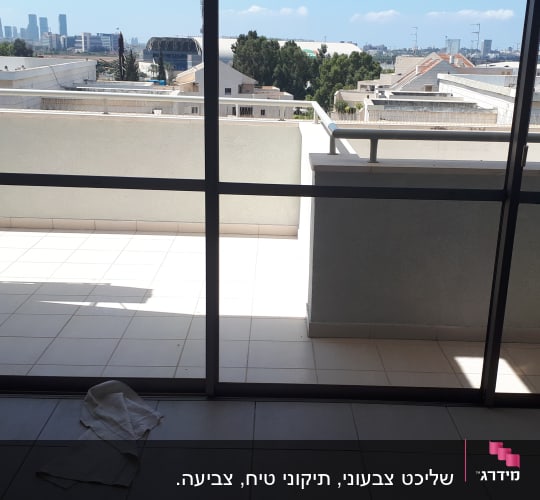 מרפסת עם רצפת אריחים ודלת זכוכית